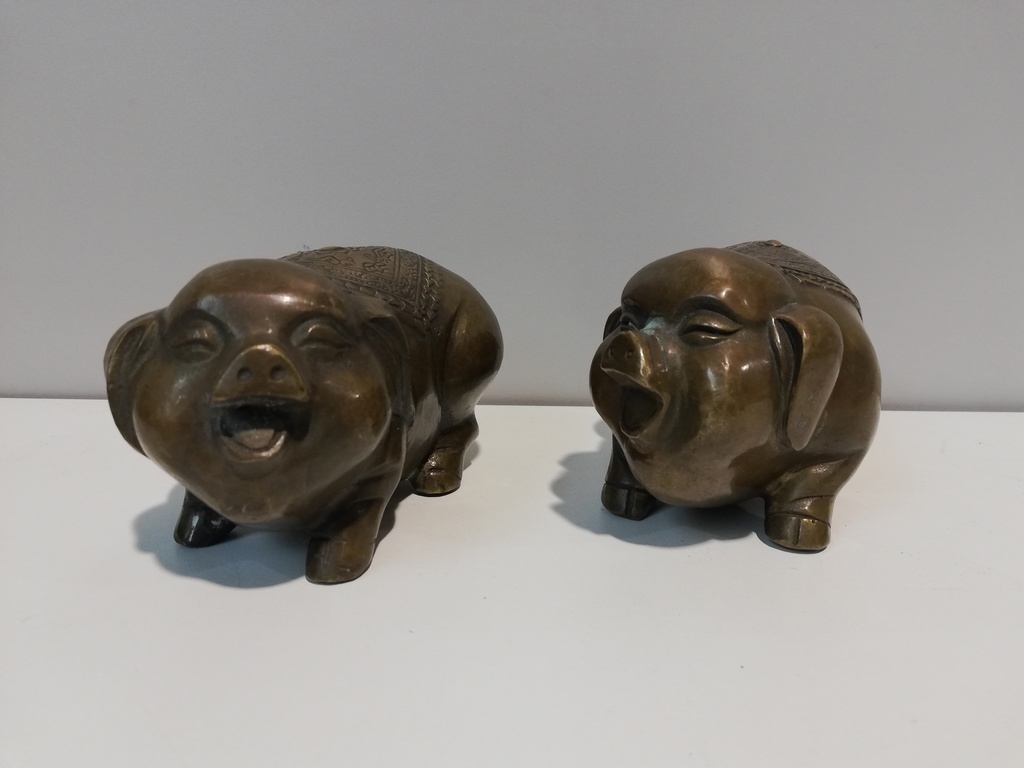 2 Asiatische Bronzeschweine