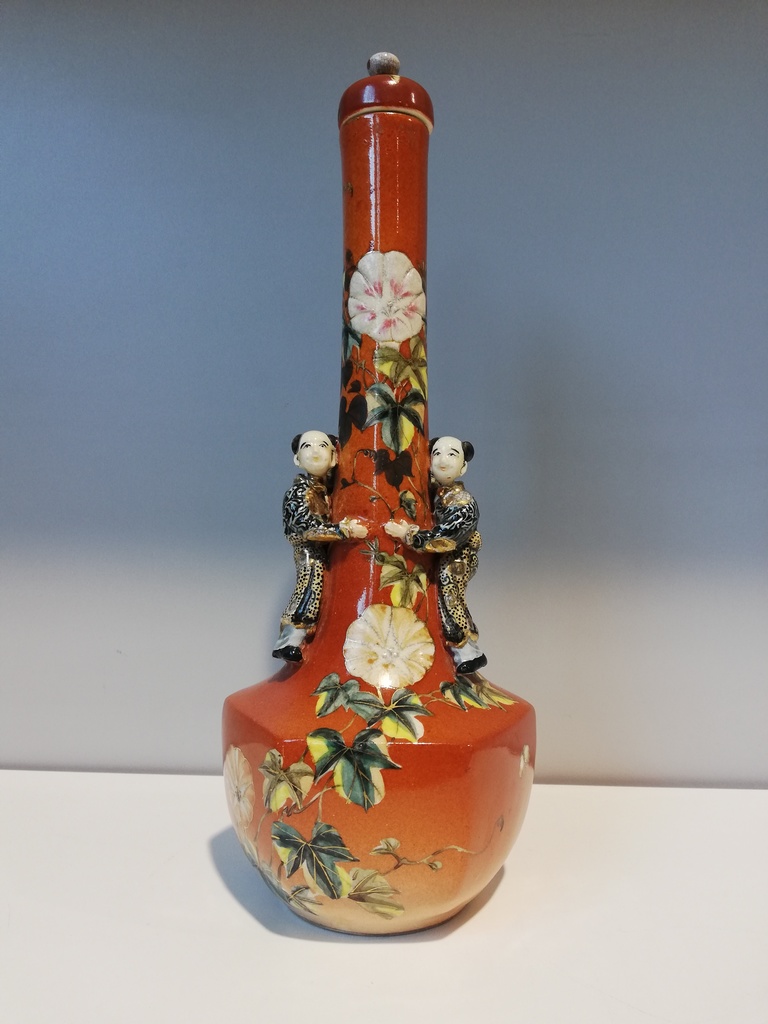 Asiatische Keramikvase mit 2 Asiatenfiguren, mit Deckel