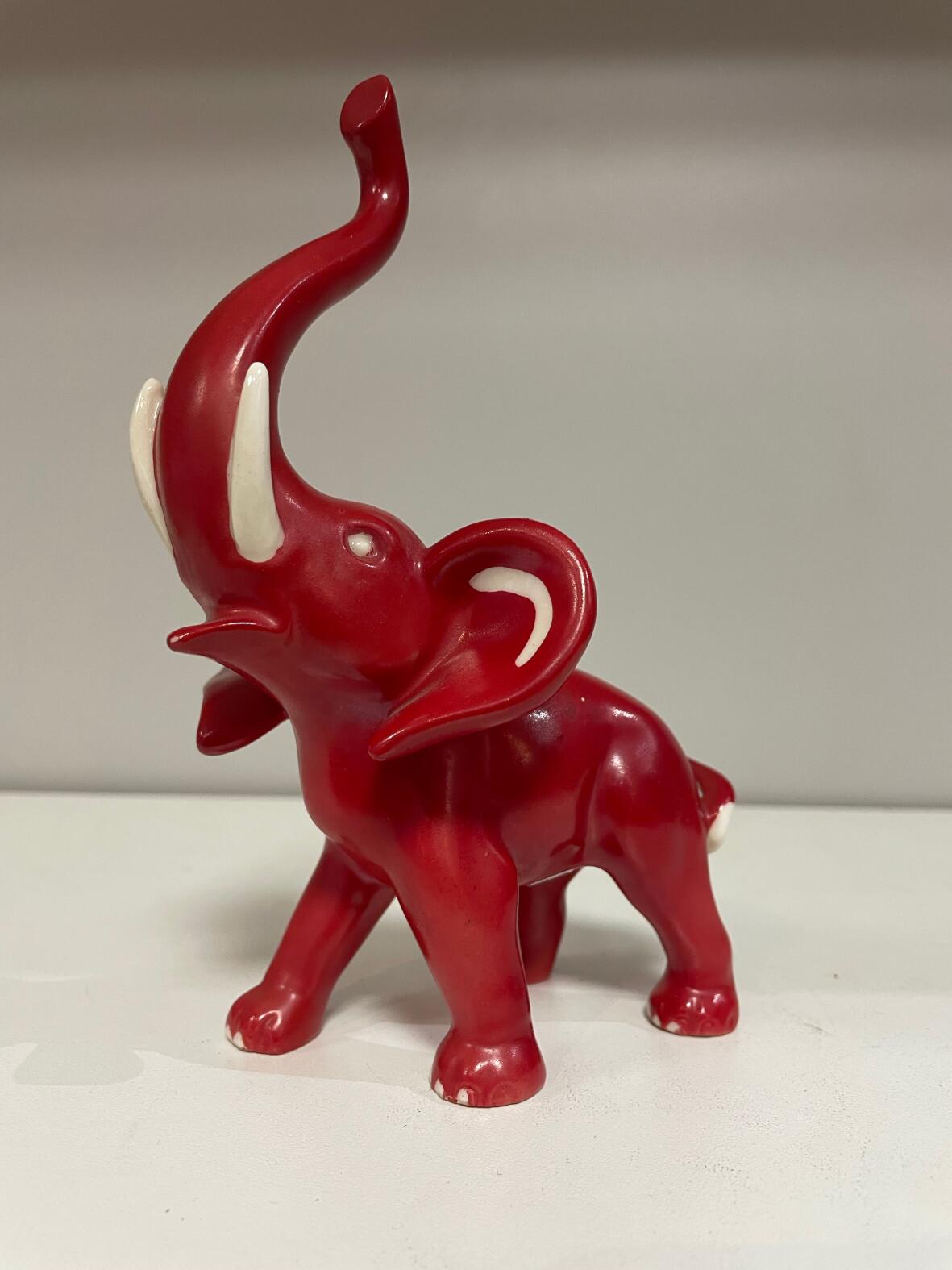 Kleinerer roter Elefant,  Keramikstatuette