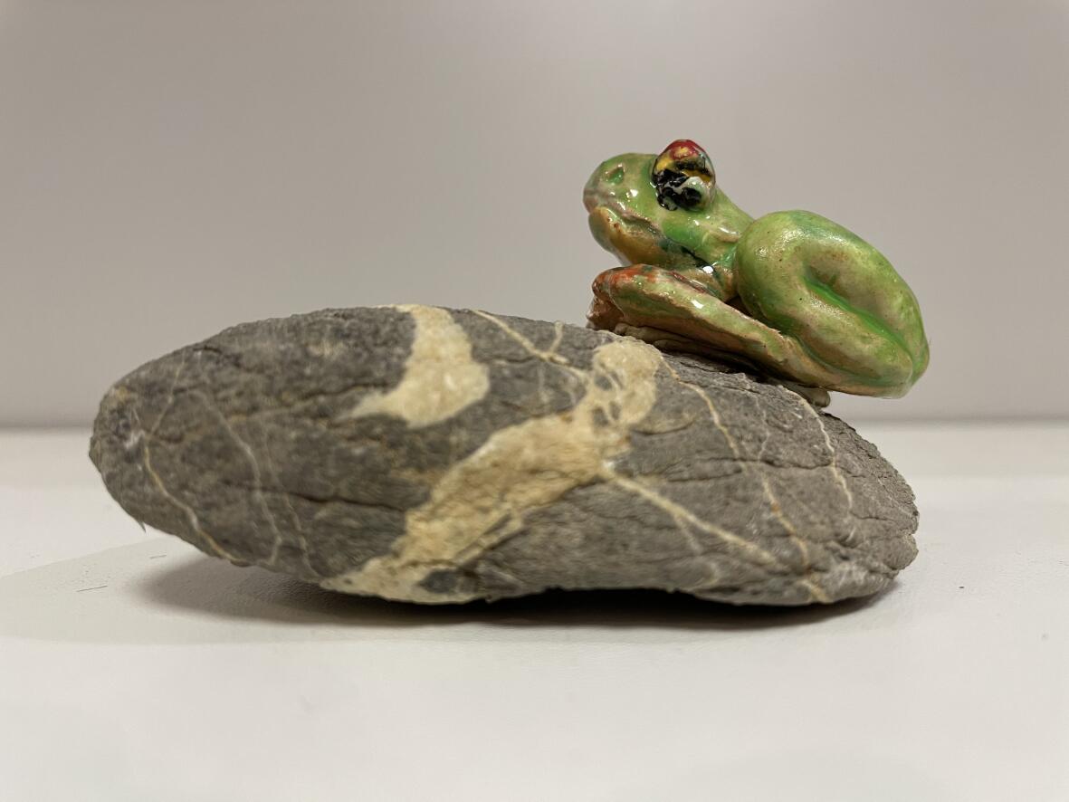 Frosch auf Stein, Keramikstatuette auf Stein