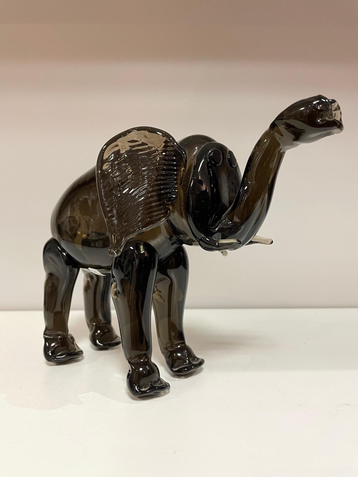 Design Elefant Figur aus mundgeblasenem Rauchglas