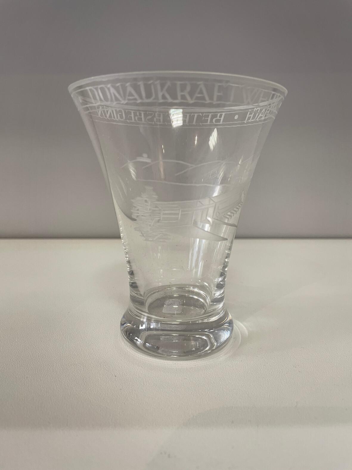 Glas mit Gravur anlässlich des Betriebsbeginns des Donaukraftwerkes Aschach an der Donau 1963