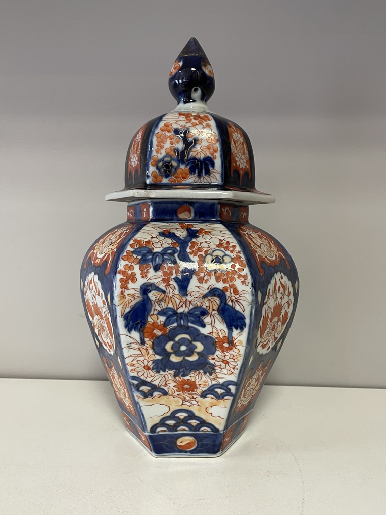 Japanische Imari-Deckelvase aus Porzellan